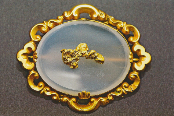 Chalcedony brooch