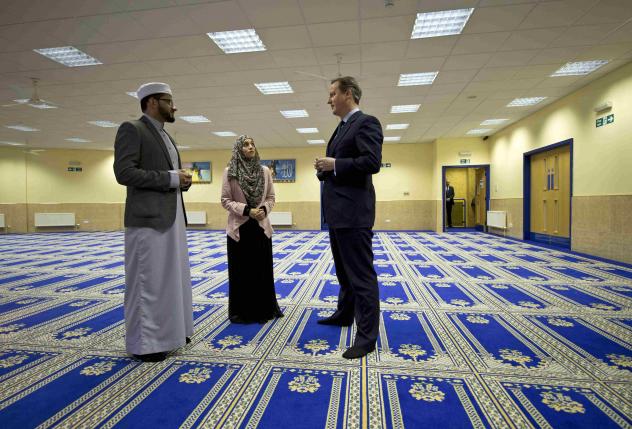 Britain's Prime Minister David Cameron (R) speaks with imam Qari Asim (L), and Shabana Muneer, a member of the mosque's women's group, as he visits the Makkah Masjid Mosque in Leeds, Britain January 18, 2016. REUTERS/Oli Scarff/pool