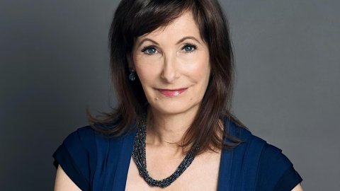 Portrait photo of Anne Hurd.