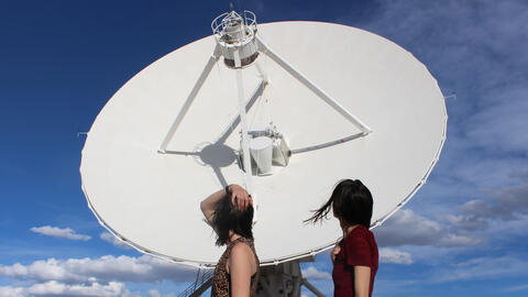 Ella Good and Nicki Kent at VLA in New Mexico © Nicholas Crumrine 2019