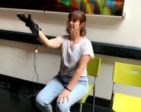Image of Amy Draper using a MI.MU Glove to perform Bob