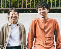 An image of Saki (left) and Dan (right) from playfool - they sit looking at the camera, smiling.