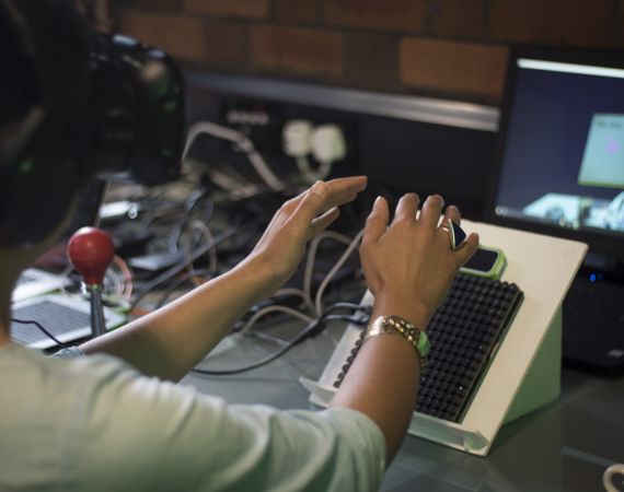 Using an Ultrahaptics kit to enhance a VR experience at a 'Feeling Food' lab